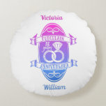 Almofada Redonda 18 anos de casamento tradicionais da Porcelana<br><div class="desc">Você pode personalizar os nomes de marido e esposa. Se você quiser ajuda para personalizar este design, por favor, sinta-se à vontade para usar este botão de design, que está imediatamente abaixo deste texto. Um aniversário romântico de casamento projetado para pessoas celebrando 18 anos de casamento. Porcelana é o presente...</div>