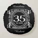 Almofada Redonda 35.º aniversário de casamento Coral Jade crest<br><div class="desc">Uma design romântica para celebrar o seu 35º ano de casamento. Se você quiser alguma ajuda para personalizar este design, por favor, entre em contato comigo, eles podem pedir a este botão do designer, logo abaixo deste texto. Esta crista de 35, 35 anos de aniversário de casamento tem o texto...</div>