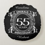 Almofada Redonda 55.º aniversário de casamento, emerald crest<br><div class="desc">Uma design romântica para celebrar o seu 55º ano de casamento. Se você quiser alguma ajuda para personalizar este design, por favor, entre em contato comigo, eles podem pedir a este botão do designer, logo abaixo deste texto. Esta crista de cinquenta e cinco anos de aniversário de casamento tem o...</div>