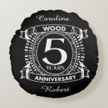 Almofada Redonda 5 de aniversário de casamento crista angustiada<br><div class="desc">Uma design para comemorar seu quinto ano de casamento. Esta primeira design de aniversário de casamento tem uma crista branca angustiada, com a madeira de texto, 5 anos, aniversário. Se você quiser alguma ajuda para personalizar este design, por favor, entre em contato comigo, eles podem pedir a este botão do...</div>