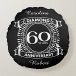 Almofada Redonda 60.o aniversário do casamento da crista de diamant<br><div class="desc">Uma design romântica para celebrar o seu 60º ano de casamento. Se você quiser alguma ajuda para personalizar este design, por favor, entre em contato comigo, eles podem pedir a este botão do designer, logo abaixo deste texto. Esta crista de 60 anos de aniversário de casamento tem o diamante de...</div>