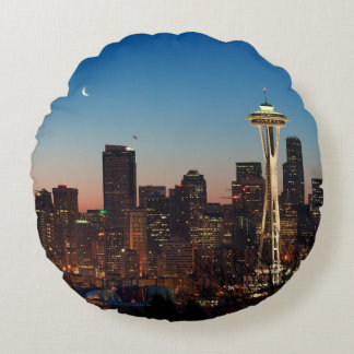 Almofada Redonda A bandeira americana voa entre a lua da ascensão