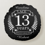 Almofada Redonda Aniversário de casamento tradicional do local 13 a<br><div class="desc">Uma design para celebrar 13 anos de casamento. Este design tem um design de riscar branco (cor tradicional) em um fundo preto. Lace é o presente tradicional para esta ocasião. O texto refere-se a Ivory, 13 anos de aniversário. Uma design romântica para comemorar seu 13 ano de casamento. Se você...</div>