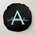 Almofada Redonda Aqua Teal Blue Script Girly Monographic Name<br><div class="desc">Travesseiro de Pouf de Letra Negra e Aqua Azul Simples de Script Monograma. O travesseiro faz o doce e perfeito presente de 16 anos,  casamento,  chá de panela,  chá de fraldas ou festa de solteira para alguém que decora seu quarto em ouro rosa.</div>
