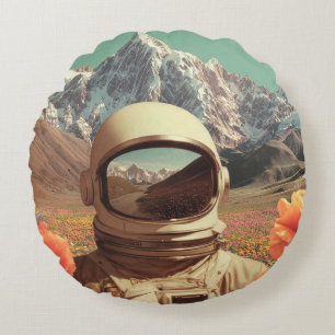 Almofada Redonda Astronauta Surrealista em Campo de Flores
