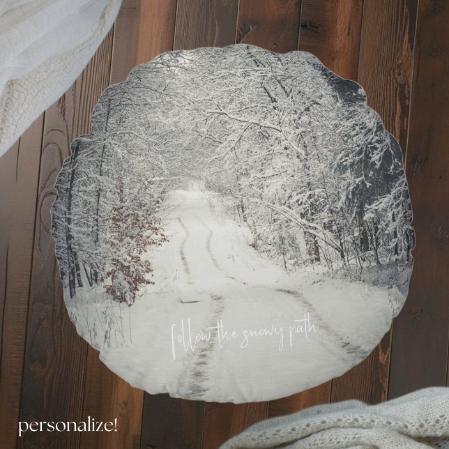 Almofada Redonda Atravessar uma floresta de inverno coberta de neve (Criador carregado)