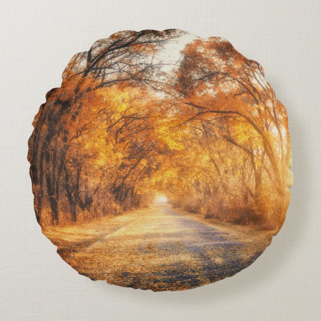Almofada Redonda Autumn Sunset: Forest Road Scenery. (Frente)