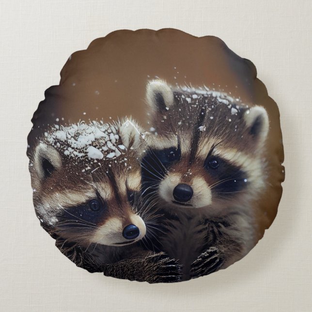 Almofada Redonda Baby Raccoons Huddle in Falling Snow (Frente)