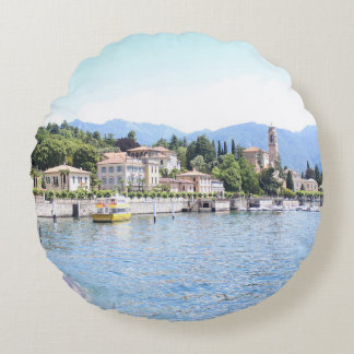 ALMOFADA REDONDA BARCO AMARELO ENCAIXADO PERTO DA CONSTRUÇÃO