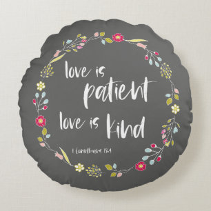 Almofada Redonda Bíblia Verso: O amor é paciente, o amor é gentil