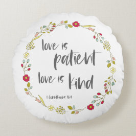 Almofada Redonda Bíblia Verso: O amor é paciente, o amor é gentil