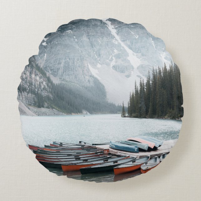 ALMOFADA REDONDA BLACK MOUNTAIN COVERED WITH SNOW UNDER GREY SKY (Frente)