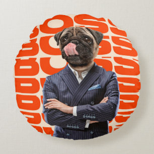 Almofada Redonda Boss headed by dog head standing with hands crosse