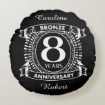 Almofada Redonda Bronze de aniversário de casamento<br><div class="desc">Seu oitavo aniversário de casamento tem o tradicional presente de bronze. Este design de estilo crest é um design romântico para casais que celebram 8 anos de casamento. Se você quiser alguma ajuda para personalizar este design, por favor, entre em contato comigo, eles podem pedir a este botão do designer,...</div>