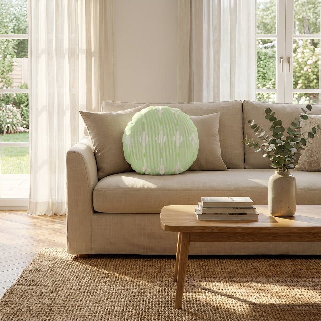 Almofada Redonda Brutalist Pulse: Pistaccio Green & White (Rundes Kissen liegt auf dem Sofa im Wohnzimmer)