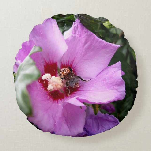 Almofada Redonda Bumblebee na Flor de Hibiscus (Frente)