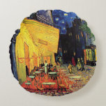 Almofada Redonda Café Terrace à noite por Vincent van Gogh<br><div class="desc">Café Terrace, no Place du Forum, de Vincent van Gogh, é uma pintura de paisagens arquitetônicas de apos impressionismo de arte. Uma vista exterior de um restaurante com mesas, cadeiras, garçons e jantar em pessoas. Uma bela noite com estrelas no céu em Arles, França. Sobre o artista: Vincent Willem van...</div>