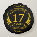 Almofada Redonda Carnelian Gemstone aniversário de 17 anos<br><div class="desc">Uma design para celebrar 17 anos de casamento. Este design tem um design amarelo (carneliano) de riscar a cores sobre um fundo preto. O Carnelian é a pedra angular tradicional desta ocasião. O texto refere-se ao aniversário de 17 anos de Carnelian. Uma design romântica para comemorar seu 17º ano de...</div>