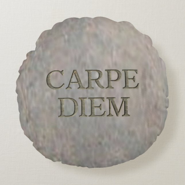 Almofada Redonda Carpe Diem Stone round travesseiro decorativo de p (Frente)