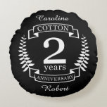 Almofada Redonda Casado de algodão 2 anos<br><div class="desc">Uma design para celebrar 2 anos de casamento. Este design tem um design branco (algodão) de louros em fundo preto. O algodão é o presente tradicional para esta ocasião. O texto diz respeito ao algodão, 2 anos de aniversário. Uma design romântica para comemorar seu segundo ano de casamento. Se você...</div>
