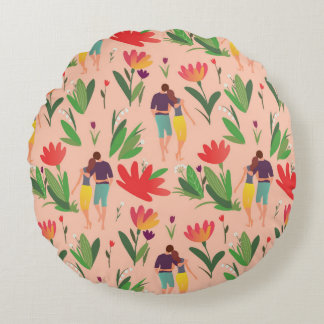 Almofada Redonda casal apaixonado anda entre flores