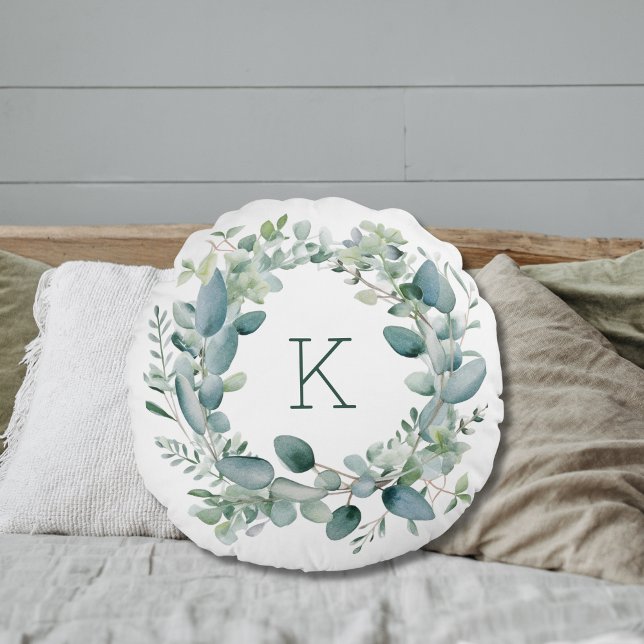 Almofada Redonda Casamento de Folhas de Eucalipto Monograma (Monogrammed Eucalyptus Greenery Round Bedroom or Sofa Pillow.)