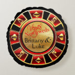 Almofada Redonda Casino Chip do Las Vegas Newlyweds| Ouro preto ver<br><div class="desc">Uma bela e divertida manutenção para o seu casamento em Las Vegas! Este travesseiro decorativo jazzy apresenta um chip de casino fácil de personalizar na frente e rodando dados com espaço para texto extra especial na parte de trás. Um presente perfeito para o novo Sr. & Sra. Use o botão...</div>