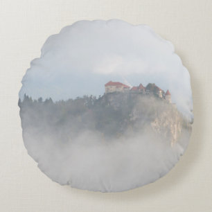 Almofada Redonda Castelo sangrado cercado por nuvens