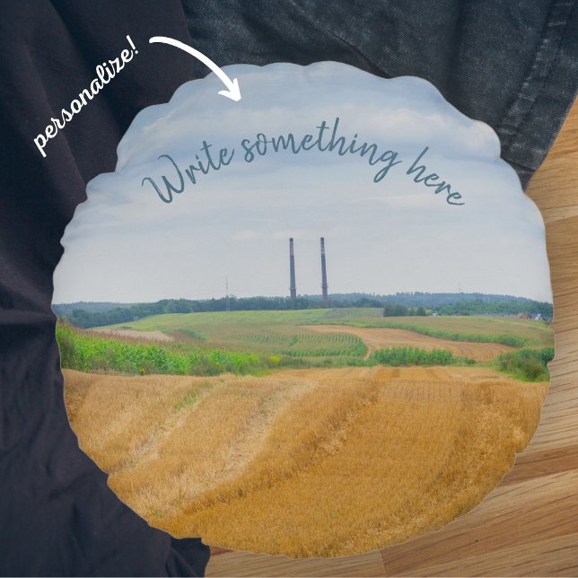 Almofada Redonda Chaminés de fábrica com campo amarelo (Criador carregado)