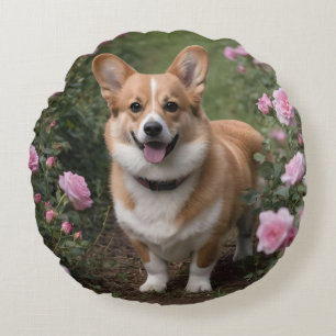 Almofada Redonda "Companheiro charmoso: um Corgi em um jardim rosa