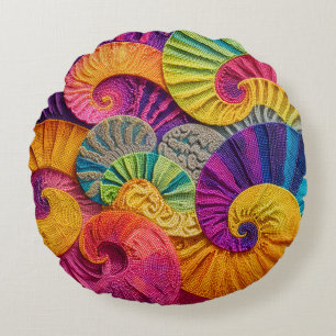 Almofada Redonda Conchas Cromáticas: Mosaico Espiral Vibrante