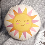Almofada Redonda Cor Cor-de-rosa Cor-de-sol, face sorridente<br><div class="desc">Este travesseiro decorativo decorativo e adorável apresenta um design de sol desenhado pela mão em amarelo ouro,  rosa,  laranja,  pêssego e mauve sobre um fundo branco. Perfeito para um quarto de creche ou de menina!</div>