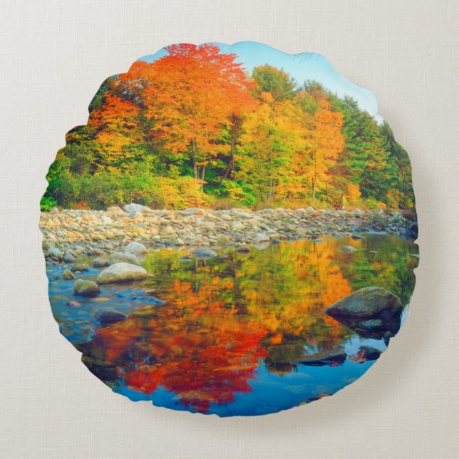 Almofada Redonda Cores de outono refletidas em um riacho em Vermont (Frente)