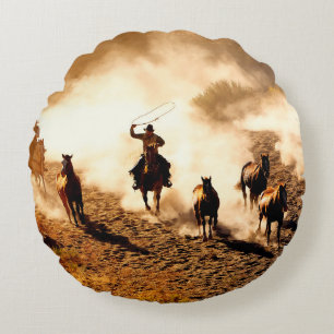 Almofada Redonda Cowboys perseguindo cavalos selvagens. roping e eq