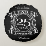 Almofada Redonda crista de prata do aniversário de 25 casamento<br><div class="desc">Uma design romântica para comemorar seu 25 ano de casamento. Se você quiser alguma ajuda para personalizar este design, por favor, entre em contato comigo, eles podem pedir a este botão do designer, logo abaixo deste texto. Esta crista de vinte e cinco, vinte e cinco anos de aniversário de casamento...</div>