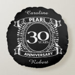 Almofada Redonda crista pérola do 30 de aniversário de casamento<br><div class="desc">Uma design romântica para comemorar seu 30 ano de casamento. Se você quiser alguma ajuda para personalizar este design, por favor, entre em contato comigo, eles podem pedir a este botão do designer, logo abaixo deste texto. Esta crista de 30 anos de aniversário de casamento tem o texto pérola, já...</div>