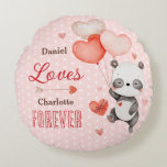 Almofada Redonda Cute Panda ama Dia de os namorados de Balões de Co<br><div class="desc">Este travesseiro decorativo apresenta um adorável urso panda segurando balões em forma de coração com um espaço para escrever sua mensagem de amor. Perfeito como presente do Dia do Namorados, surpresa de aniversário, uma maneira pensativa de mostrar seu amor, este travesseiro é um lembrete amoroso da alegria que você compartilha....</div>
