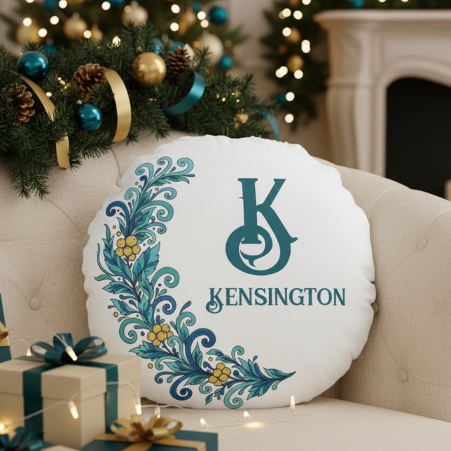 Almofada Redonda Decoração do Swag de Natal Azul Amarelo (Personalized monogram family name greenery wreath decorative pillow)