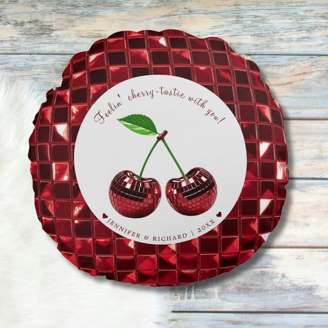 Almofada Redonda Dia de os namorados com código de Cherry, personal (Cherry Coded Valentine's Day Round Custom Round Pillow)