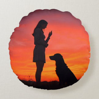 Almofada Redonda dog and girl Throw Pillows