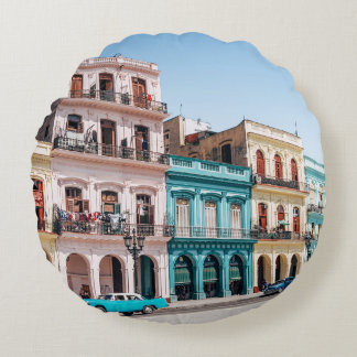 ALMOFADA REDONDA DOIS CARROS ESTACIONADOS FORA DO EDIFÍCIO