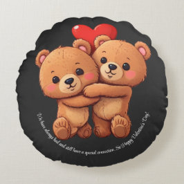 Almofada Redonda Dois desenhos animados abraçam.