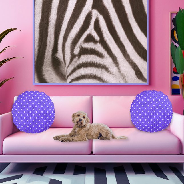 Almofada Redonda Dotty Delight Roxo (Dotty Delight Purple Round Pillows on the sofa.)