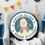 Almofada Redonda Embarcação de Espaço para Crianças Personalizadas<br><div class="desc">🚀 para Dreamland! Adicione um toque de charme cósmico ao quarto do seu pequeno astronauta com este travesseiro decorativo com tema espacial! Perfeito por criar uma fuga galáctica no seu quarto, este travesseiro é mais do que apenas decoração - é um ingresso para as estrelas. Seja "Capitão Mason" ou "Comandante...</div>