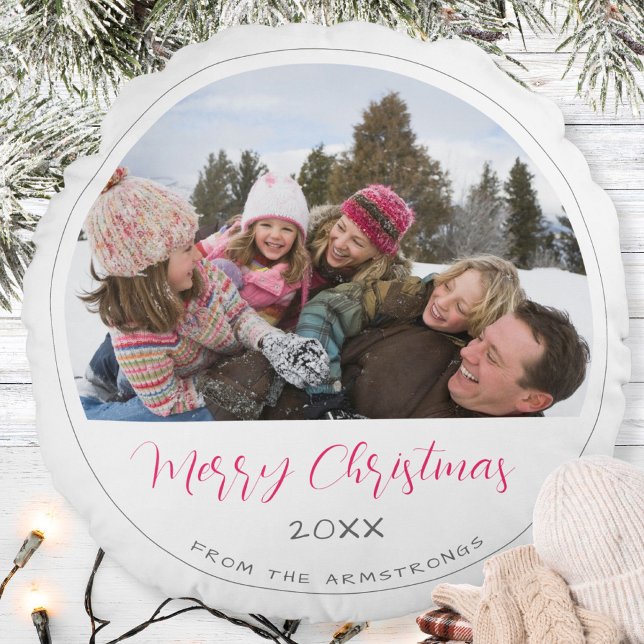 Almofada Redonda Enfeite de Natal com Foto em Rótulo Moderno (Merry Christmas Script Family Photo Keepsake Round Pillow ©Susanne Sachers - Sunny Mind 🌞)