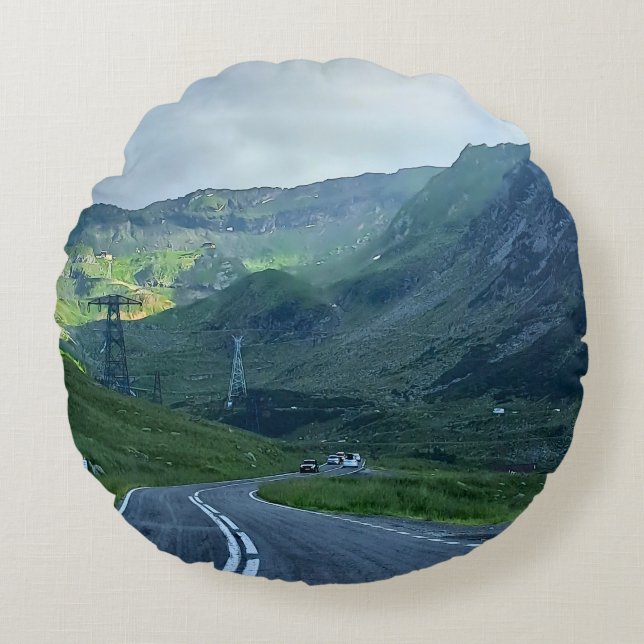 Almofada Redonda Estrada Transfagarasan – Impressão da Montanha dos (Frente)