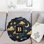 Almofada Redonda Estrelas monograma do padrão celestrial de ouro az<br><div class="desc">Fundo azul escuro,  decorado com nuvens,  estrelas ouros e luas. Personalize e adicione a letra do monograma do bebê.</div>
