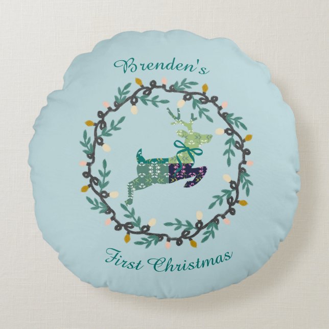 Almofada Redonda First Christmas Deer with Wreath Teal Customize (Frente)