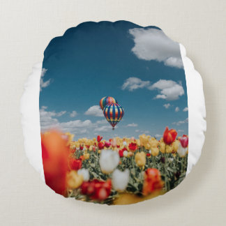 Almofada Redonda Flores de tulipas amarelas e vermelhas sob balão d