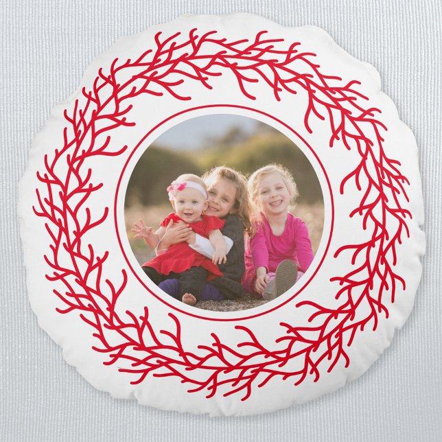 Almofada Redonda Foto de Wreath Vermelha e Branca (Photo modern Scandinavian red and white wreath holiday keepsake round pillow)